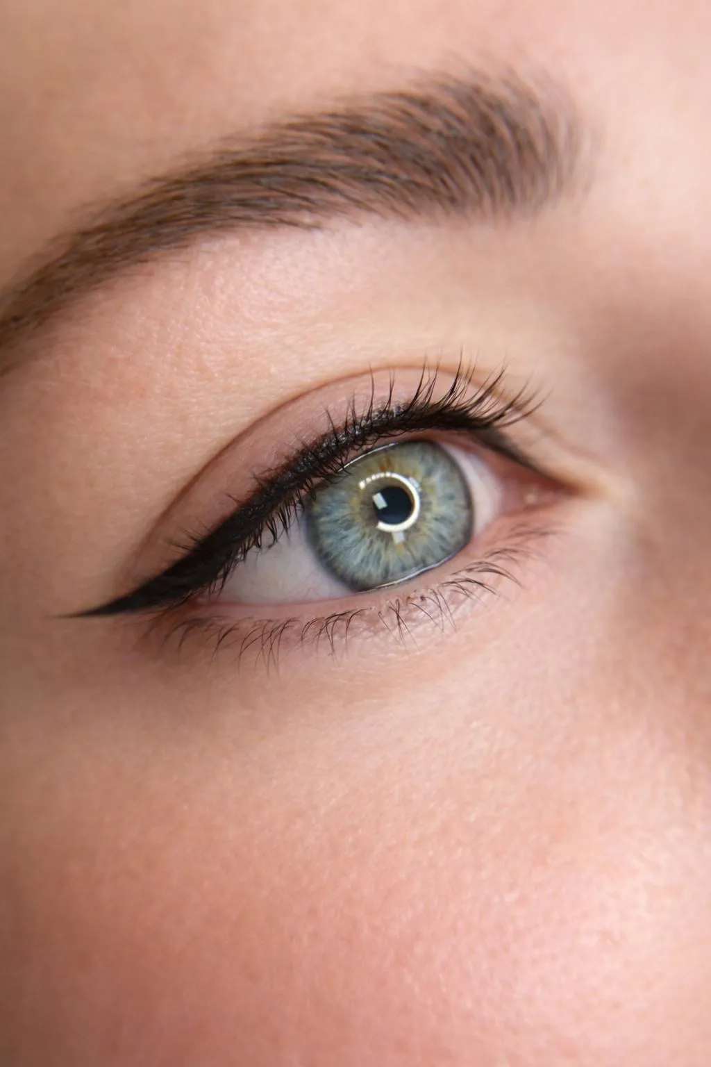 Классическая стрелка — перманентный макияж